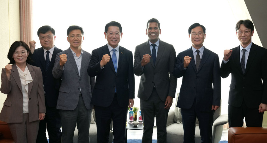 ▲ 김영록 전남지사와 비노드 파트와리 린데 아태지역 사장과 함께 단체사진ⓒ전라남도 제공