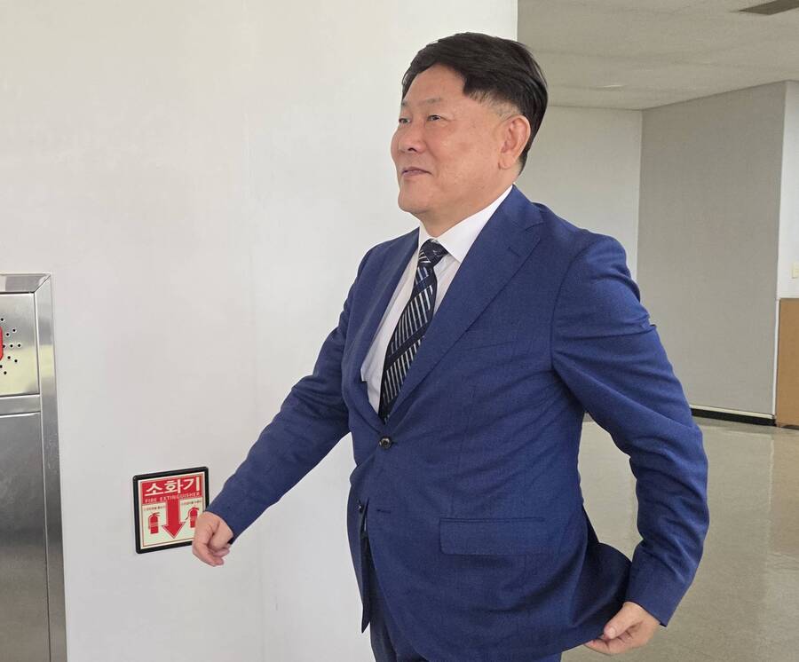 ▲ 김정규 에어프레미아 회장이 법정으로 향하는 모습. ⓒ연합뉴스