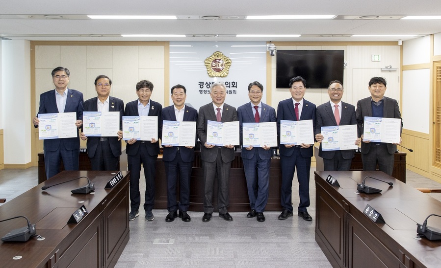 ▲ 경상북도의회 제12대 후반기 행정보건복지위원회(권광택 위원장)가 구성 1주년을 맞이했다.ⓒ경북도의회