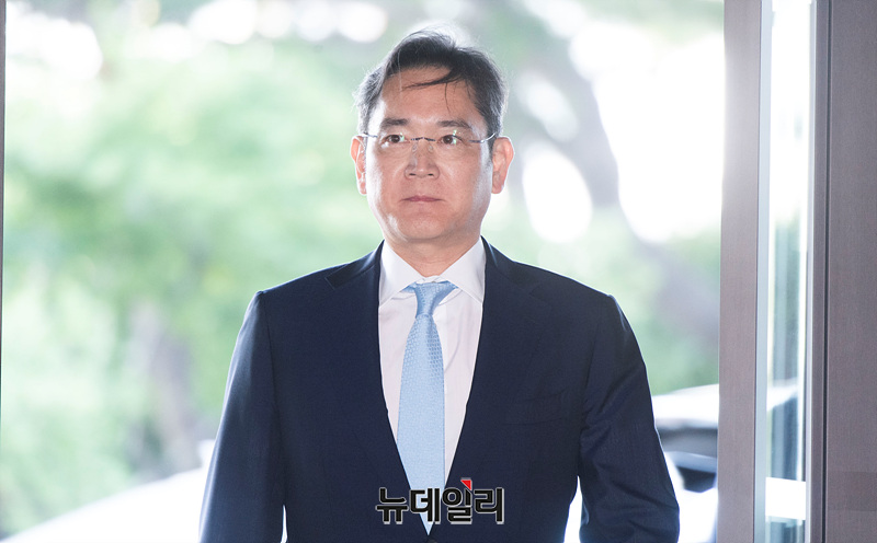 ▲ 법정에 출두하는 이재용 회장. 대법원 무죄 판정을 받았지만, 삼성은 그동안 항행이 정지됐다. 그 여파가 지금 수치로 나오고 있다. 
문재인과 당시 검찰 수사책임자인 윤석열-한동훈에 대한 책임은 누가 물을까. 뮨재인 정권은 삼성을 분해해 포스코처럼 주인 없는 회사를 만들려 했다는 분석도 있다. 
이재용 회장 외삼촌 홍석현의 중앙일보-jTBC는 왜 최서원(최순실) 태블릿 왜곡 과장보도에 앞장 섰을까? 거기에 숨겨진 홍씨 일가의 꿍꿍이 속셈은 무엇이었나? 그 진상은 과연 밝혀질까? ⓒ 뉴데일리