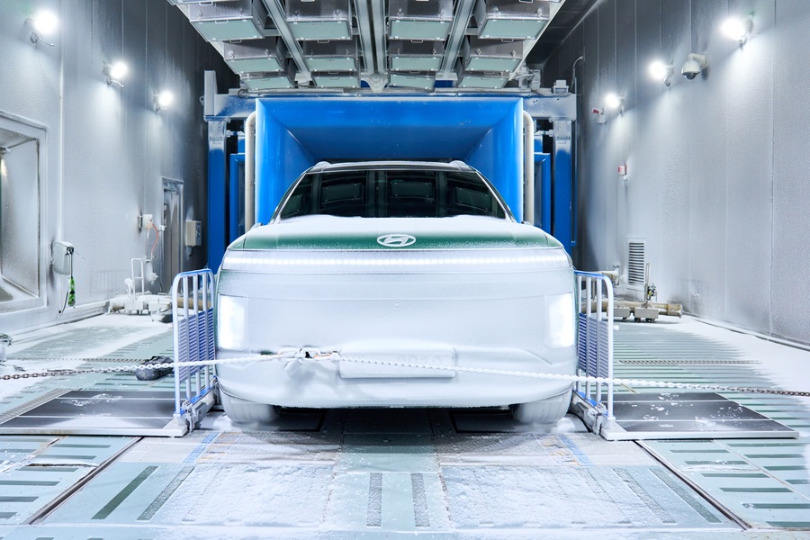 ▲ 현대차·기아 남양기술연구소 환경시험동 강설챔버에서 아이오닉 9 차량에 강설 시험을 하는 모습ⓒ현대자동차