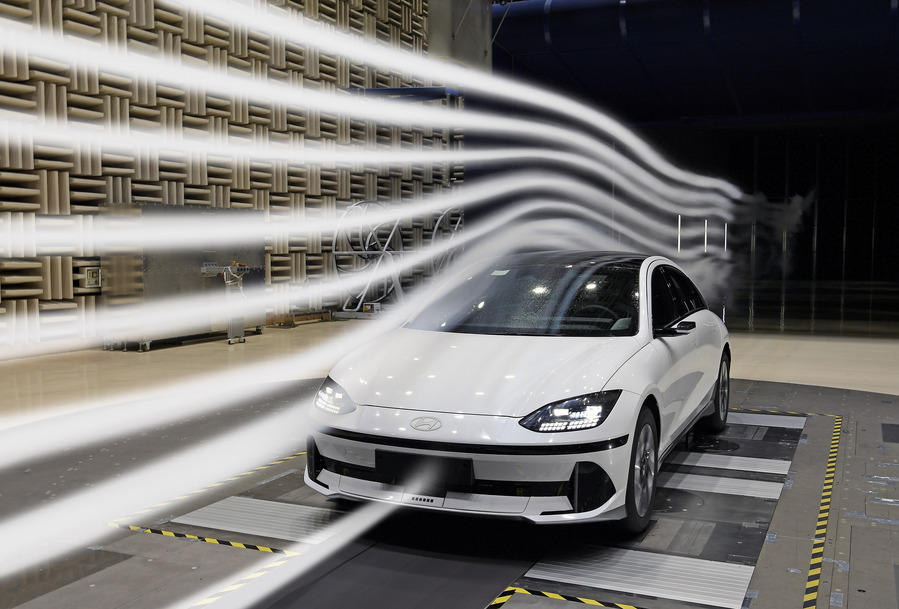 ▲ 남양연구소 공력시험동에서 아이오닉 6 차량으로 유동 가시화 시험을 하는 모습ⓒ현대자동차