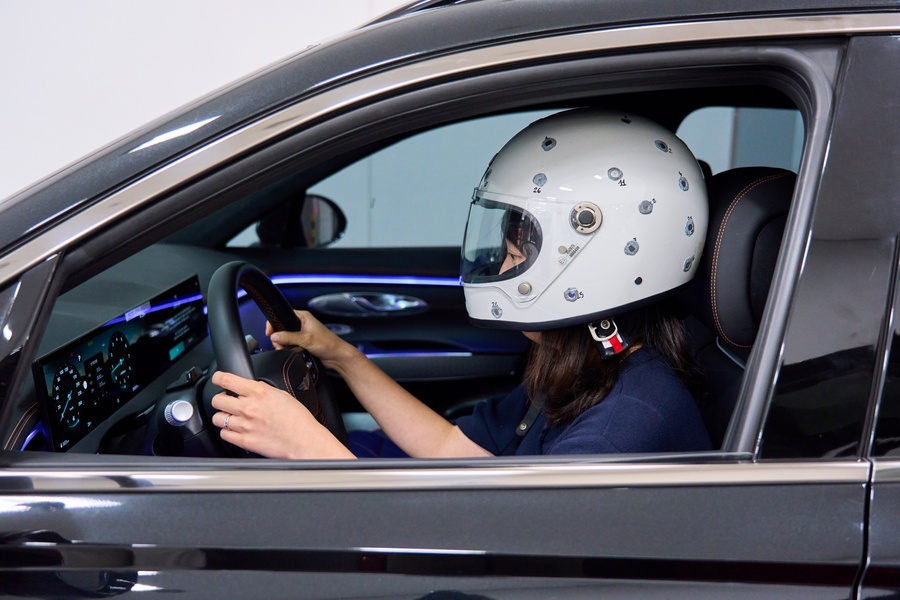 ▲ NVH동에서 헬멧 마이크로폰 어레이 장비를 활용해 실제 차량 내 음향 데이터를 수집하는 모습ⓒ현대자동차