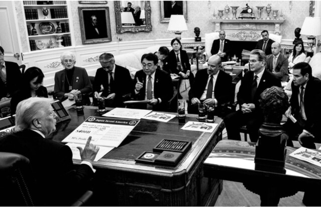 ▲ 22일(현지시각) 미국 워싱턴 D.C. 백악관 집무실에서 도널드 트럼프(사진 왼쪽 아래) 미국 대통령이 일본 무역 협상팀과 대화하고 있다. 트럼프 대통령의 책상 위에 놓인 패널에는 손글씨로 숫자를 고친 흔적이 확인된다. 출처=댄 스카비노 백악관 부비서실장 X 계정 갈무리.ⓒ@Scavino47