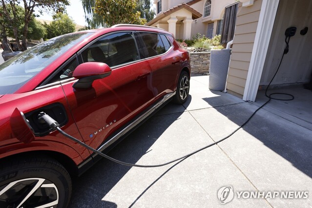 ▲ 미국 캘리포니아의 한 가정에서 전기자동차를 충전하는 모습. 출처=EPAⓒ연합뉴스