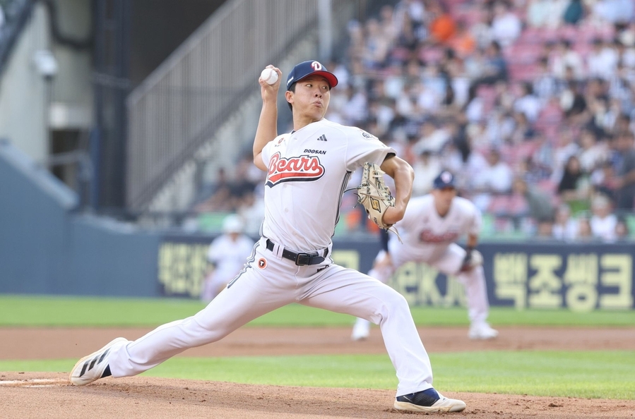 ▲ 19세 고졸 신인 최민석이 5이닝 무실점 역투를 선보이며 최강 한화의 11연승을 저지했다.ⓒ두산 베어스 제공