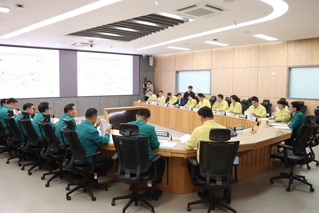 ▲ 경기도의회 더불어민주당과 국민의힘이 지난 22일 경기도청 재난안전상황실에서 '경기 북부 집중호우 피해 대책 마련을 위한 긴급 현안 간담회'를 개최하고 있다. ⓒ경기도의회 제공