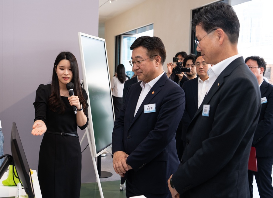 ▲ 지난 23일 서울 성동구 앤더슨씨에서 열린 ‘모바일신분증 민간개방 오픈 행사’에서 윤호중 행정안전부 장관(가운데)과 강태영 NH농협은행장(오른쪽)이 농협은행 부스에서 모바일 신분증 혁신 서비스를 시연하고 있다.ⓒ농협은행