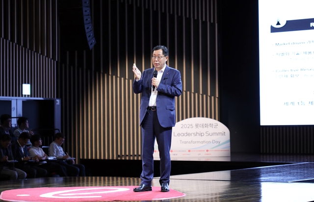 ▲ 이영준 롯데화학군 총괄대표가 지난 22일 롯데인재개발원 오산캠퍼스에서 롯데케미칼, 롯데정밀화학, 롯데에너지머티리얼즈, 롯데알미늄 등 롯데화학군 임원 및 팀장을 대상으로 열린 ‘2025 리더십 서밋’에서 특강을 진행하고 있다. ⓒ롯데케미칼