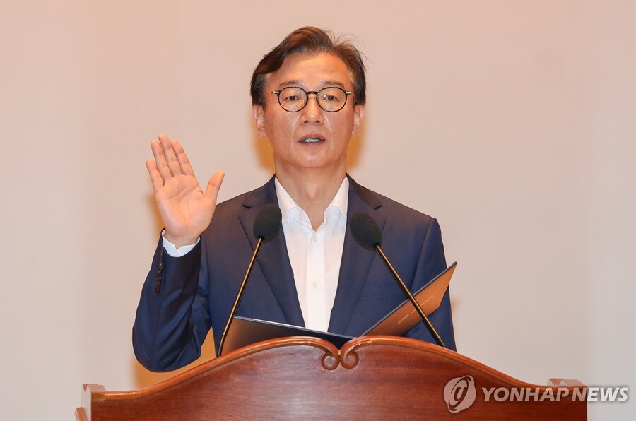 ▲ 전재수 해양수산부 장관이 24일 정부세종청사 대강당에서 열린 취임식에서 취임 선서를 하고 있다. ⓒ연합뉴스