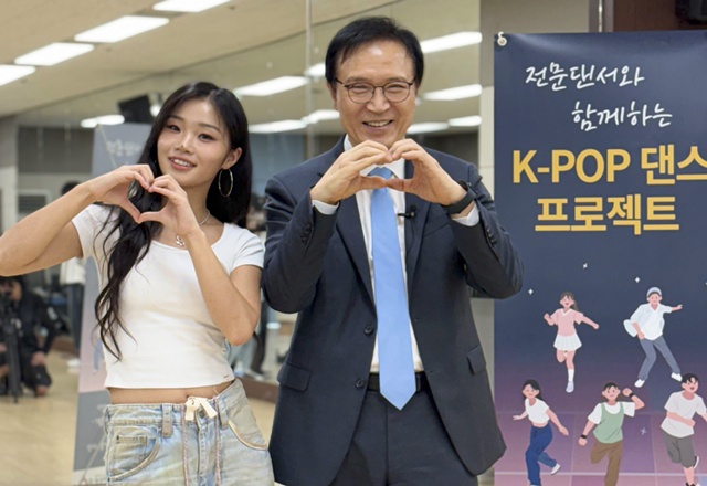 ▲ 임태희 경기도교육감(오른쪽)이 23일 경기도교육청평생학습관에서 진행된 'K팝 댄스 프로젝트'를 찾아 '스트릿 우먼 파이터2'에 출연한 하리무씨와 기념촬영을 하고 있다. ⓒ경기도교육청 제공