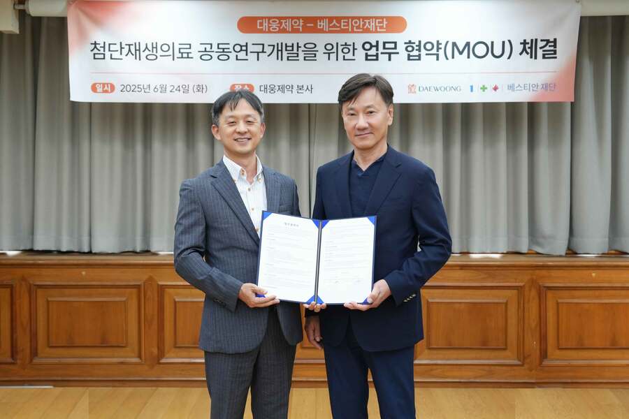 ▲ 박성수 대웅제약 대표(왼쪽)와 김경식 베스티안재단 이사장이 업무협약 체결 후 기념 촬영을 하고 있다. ⓒ대웅제약