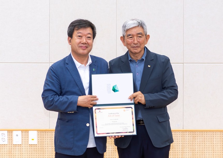 ▲ 김종덕 국제슬로푸드협회 한국회장이 남한권 울릉군수에게 '맛의방주' 등재 인증서를 수여하고 있다. ⓒ울릉군