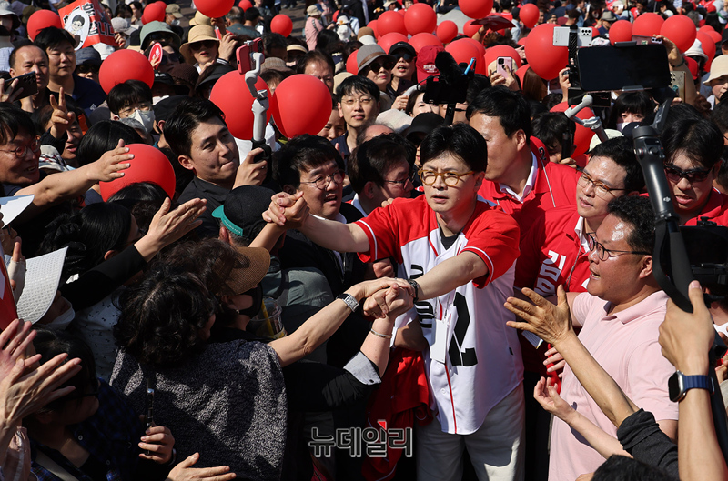 ▲ 한동훈 전 국민의힘 대표가 6.3 대통령 선거를 9일 앞둔 5월 25일 오후 서울 송파구 석촌호수에서 김문수 대선후보 지원 유세를 하고 있다. ⓒ정상윤 기자