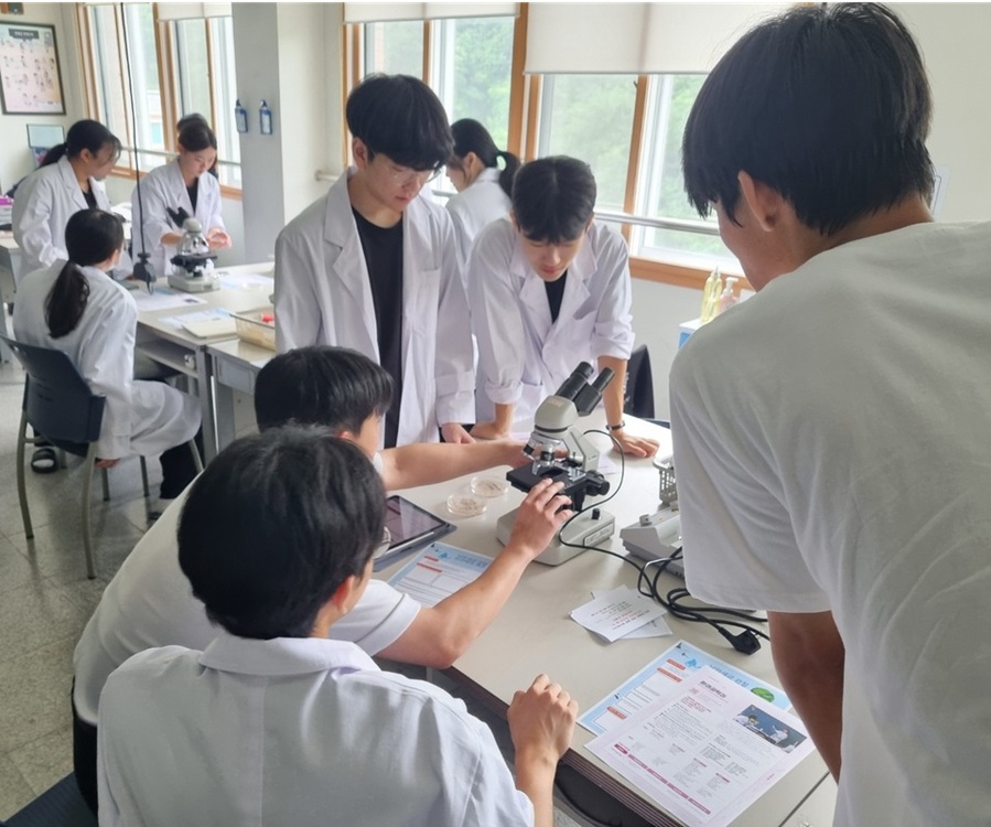 ▲ 서원대학교(총장 손석민) 환경공학과가 고등학생들과 함께 대기 속 세균을 직접 배양하고 관찰하는 실험 중심의 진로체험 프로그램을 진행했다. ⓒ서원대학교