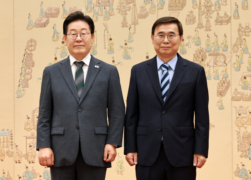 ▲ 이재명 대통령이 4일 서울 용산 대통령실 청사에서 열린 임명장 및 위촉장 수여식에서 이종석 국가정보원장에게 임명장을 수여한 뒤 기념촬영을 하고 있다. ⓒ뉴시스