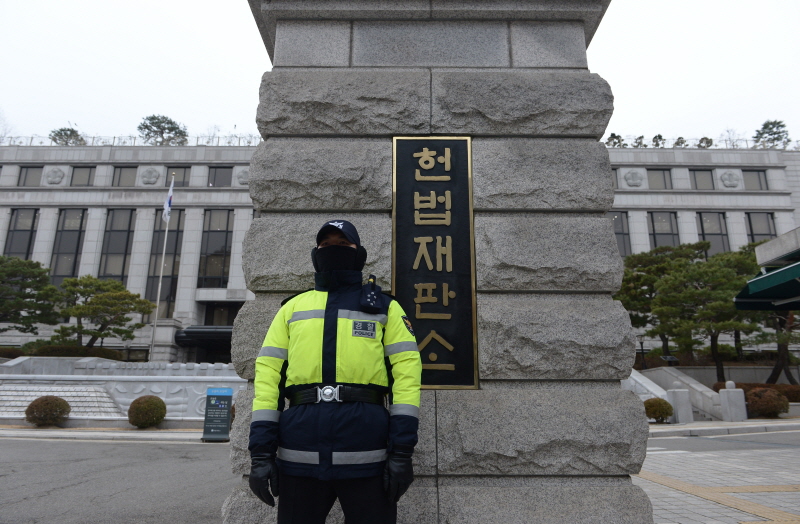 ▲ 지난 2016년 12월 14일 박근혜 당시 대통령 탄핵심판 준비 절차가 진행 중인 서울 종로구 헌법재판소 정문에서 경찰이 경계근무를 서는 모습. ⓒ뉴시스