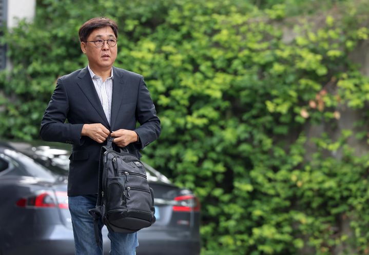 ▲ 최휘영 문화체육관광부 장관 후보자가 14일 서울 종로구 국립현대미술관 서울관에 마련된 인사청문회 준비 사무실로 첫 출근하고 있다. ⓒ뉴시스