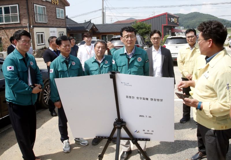 ▲ 행안부 실태조사단이 아산시 수해피해 현장을 찾아 둘러보고 있다.ⓒ아산시