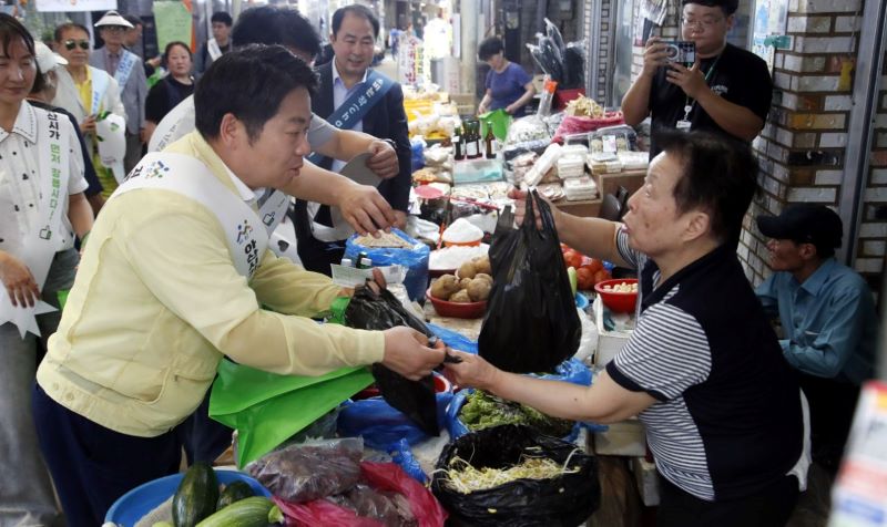 ▲ 온양온천시장에서 민생회복 소비쿠폰 지급(1차)과 연계한 전통시장 활성화를 위한 캠페인이 진행되고 있다.ⓒ아산시