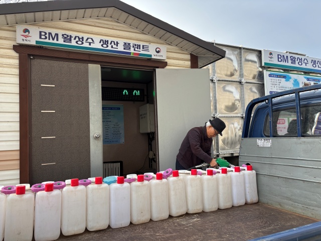 ▲ 기후변화 대응 위한 농업 미생물과 BM 활성수 공급ⓒ평택시농업기술센터 제공