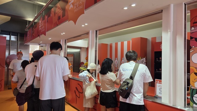 ▲ 읏수저놀이터 팝업스토어 플레이존에서 대기하는 모습.ⓒ박정연 기자