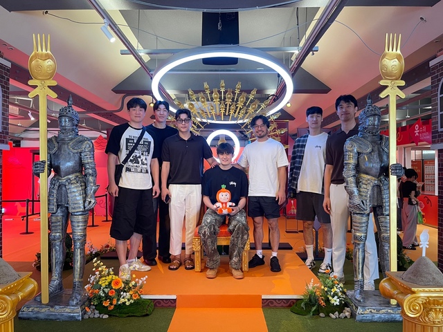 ▲ 팝업스토어 '읏수저놀이터'를 방문한 OK저축은행 배구단이 포토존에서 사진을 찍고 있다.ⓒ박정연 기자