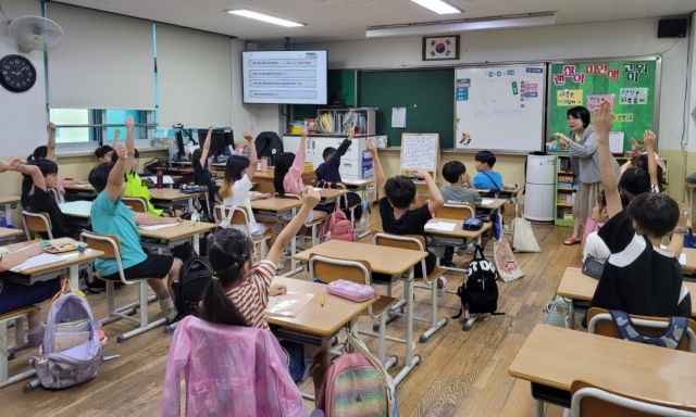 ▲ 지난 16일 하안북초등학교에서 열린 '초등학생 치매파트너' 양성교육 모습. ⓒ광명시 제공