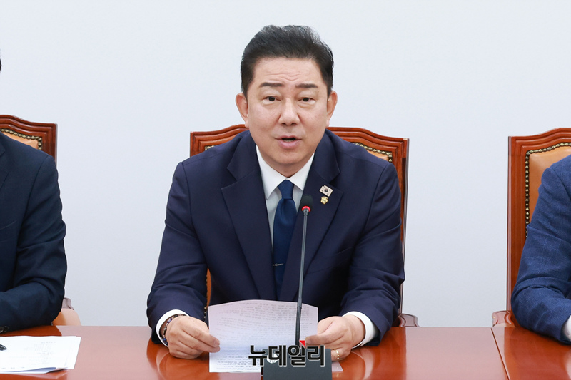 ▲ 김병기 더불어민주당 대표 직무대행 겸 원내대표가 22일 오전 국회에서 열린 원내대책회의에서 모두발언을 하고 있다. ⓒ이종현 기자