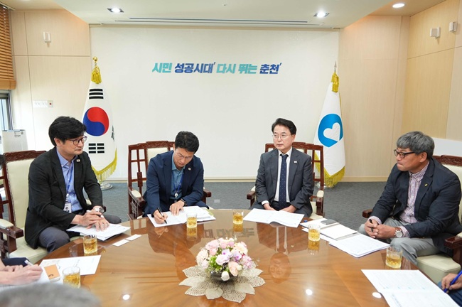 ▲ 육동한 시장은 24일 시청 접견실에서 전국고용서비스협회 소속 직업소개소 대표 4명과 간담회를 열고 지역 고용현장의 실태를 공유하고 개선 방향을 논의했다. ⓒ춘천시