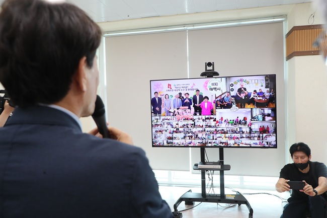 ▲ 김진태 도지사가 화상 시스템을 통해 태백 106개 경로당 어르신들과 인사를 나눴다. ⓒ강원특별자치도