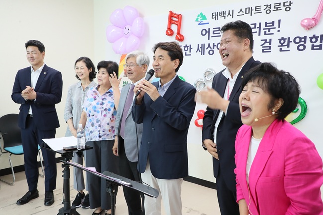 ▲ 김진태 강원특별자치도지사가 24일 태백시 노인회관을 방문해 어르신들과 소통하고, 스마트 경로당 여가 프로그램에 함께 참여하는 시간을 가졌다. ⓒ강원특별자치도