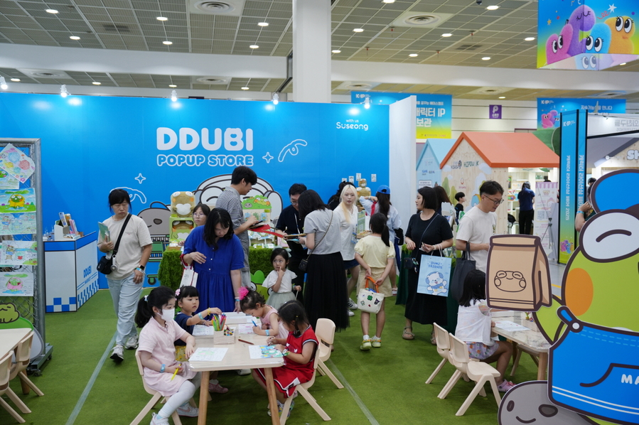 ▲ 대구 수성구(구청장 김대권)의 대표 캐릭터 ‘뚜비’가 지난 17일부터 20일까지 서울 코엑스에서 열린 ‘캐릭터 라이선싱 페어 2025’에 참가해 관람객들의 큰 주목을 받았다.ⓒ수성구