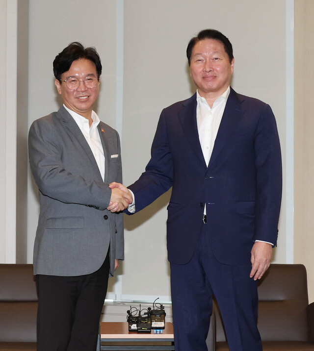 ▲ (왼쪽부터)김영훈 고용노동부장관과 최태원 대한상공회의소 회장이 24일 서울 중구 대한상의 회관에서 만나 악수하고 있다. ⓒ대한상의