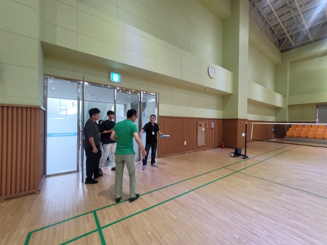 ▲ 경기도장애인체육회 관계자들이 제19회 경기도장애인생활체육대회가 열리는 파주지역 경기장을 점검하고 있다. ⓒ경기도장애인체육회 제공