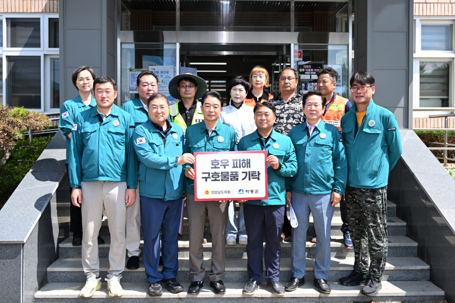 ▲ 경남도의회 의원들이 24일 집중호우로 피해를 입은 하동군 옥종면을 찾아 피해 상황을 점검했다.ⓒ경남도의회