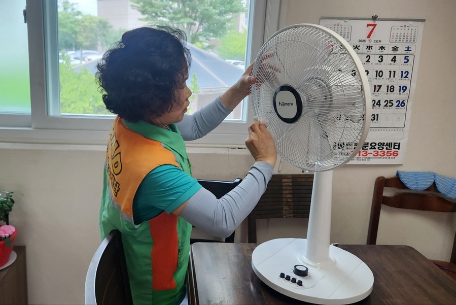 ▲ 청주시 지역자율방재단 단원이 실내 무더위쉼터에서 선풍기를 점검하고 있다. ⓒ청주시