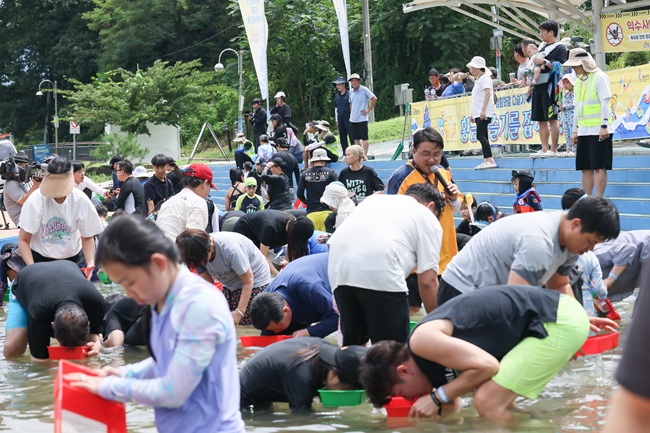 ▲ 제19회 철원 화강 다슬기 축제가 오는 31일부터 8월 3일까지 김화 화강 쉬리공원 일원에서 펼쳐진다.ⓒ철원군