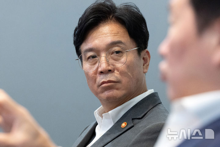 ▲ 김영훈 고용노동부 장관이 24일 오후 서울 중구 대한상공회의소에서 최태원 대한상공회의소 회장의 발언을 듣고 있다. ⓒ뉴시스