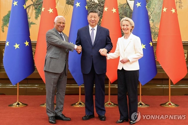 ▲ (좌로부터) 안토니우 코스타 EU 정상회의 상임의장, 시진핑 중국 국가주석, 우르줄라 폰 데어 라이엔 EU 집행위원장과 손을 맞잡고 있다. 250724 로이터=연합뉴스. ⓒ연합뉴스