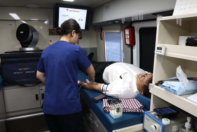 ▲ 포항세명기독병원 한동선 병원장이 헌혈에 동참하고 있다.ⓒ세명기독병원