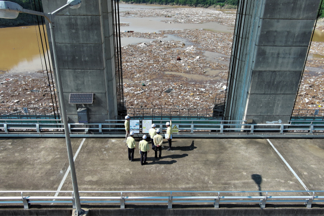 ▲ 지난 22일 윤석대 한국수자원공사 사장이 남강댐 현장을 찾아 부유물 대응 상황을 직접 점검하고 있다. ⓒ한국수자원공사