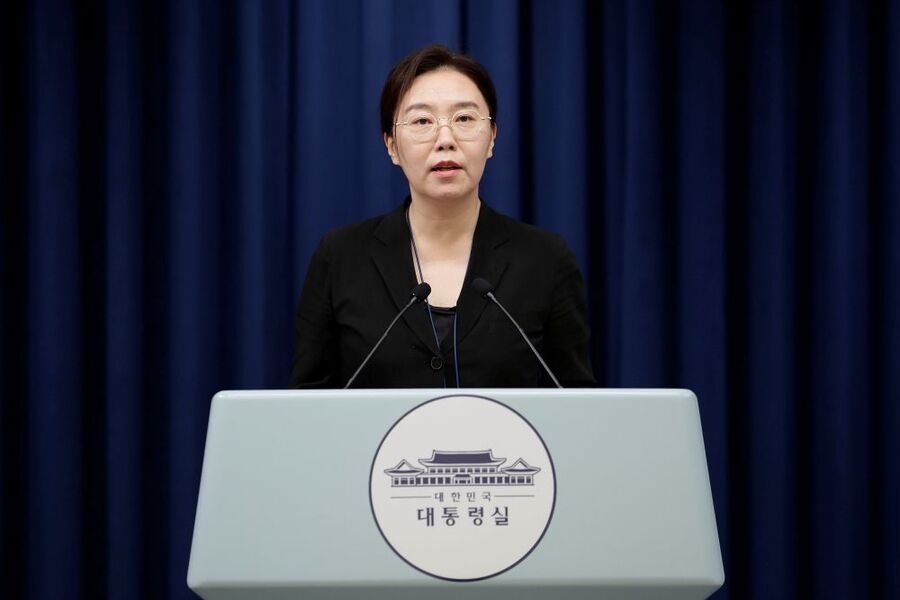 ▲ 강유정 대변인이 24일 서울 용산 대통령실 청사에서 대통령 주재 수석보좌관 회의 관련 브리핑을 하고 있다. ⓒ뉴시스