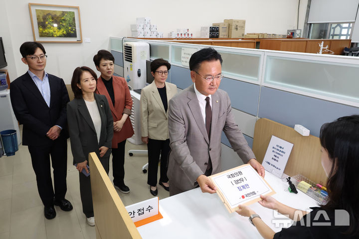 ▲ 유상범 국민의힘 원내수석부대표를 비롯한 의원들이 24일 서울 여의도 국회 의안과에서 강선우 더불어민주당 의원에 대한 징계요구안을 제출하고 있다. ⓒ뉴시스