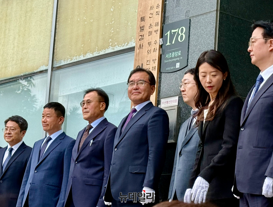 ▲ 순직해병 특별검사팀(특별검사 이명현)이 2일 오전 서울 서초구 서초한샘빌딩 특검 사무실에서 현판식을 열고 있다. ⓒ정혜영 기자