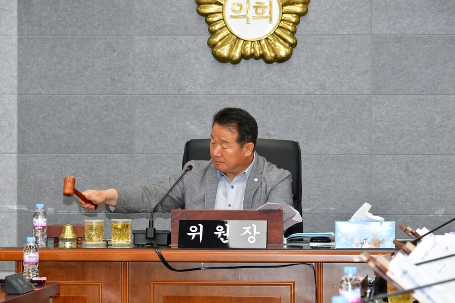 ▲ 지난 23일, 제303회 임시회 기간 중 경제건설위원회 회의에서 위원들이 주요 업무보고에 대해 질의하고 있다.ⓒ함평군의회 제공