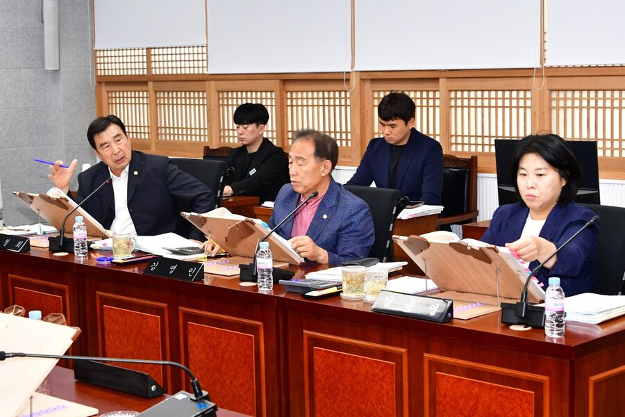 ▲ 지난 23일, 제303회 임시회 기간 중 경제건설위원회 회의에서 위원들이 주요 업무보고에 대해 질의하고 있다.ⓒ함평군의회 제공