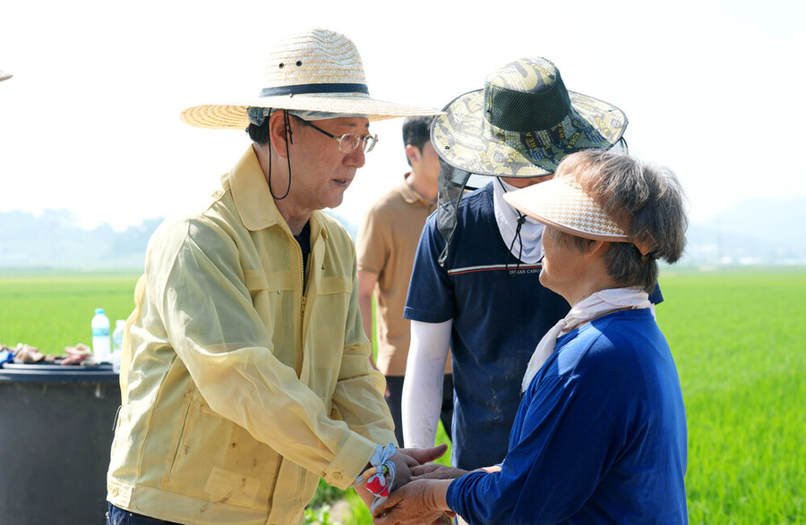 ▲ 김영록 전라남도지사가 24일 오전 집중호우 피해를 입은 나주 문평면 농가          주민들에게 격려를 하고 있다.ⓒ전라남도 제공