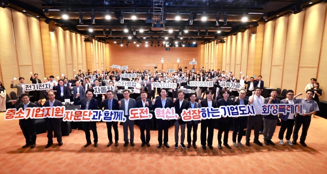 ▲ 정명근 시장(사진 첫줄 가운데)이 중소기업지원 자문단 총회에서 피켓 퍼포먼스를 하고 있다ⓒ화성시 제공