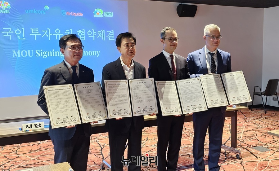 ▲ 사진 왼쪽부터 김석필 천안시장 권한대행, 김태흠 충남도지사, 에어리퀴드 코리아 니콜라 푸아리앙(Nicolas Foirien) 대표, 유미코아 수석 부사장 매트 체레바티(Matt Cherevaty).ⓒ김정원 기자